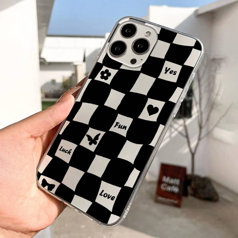 Capa de telefone com padrão gráfico xadrez para iPhone 14, 13, 12